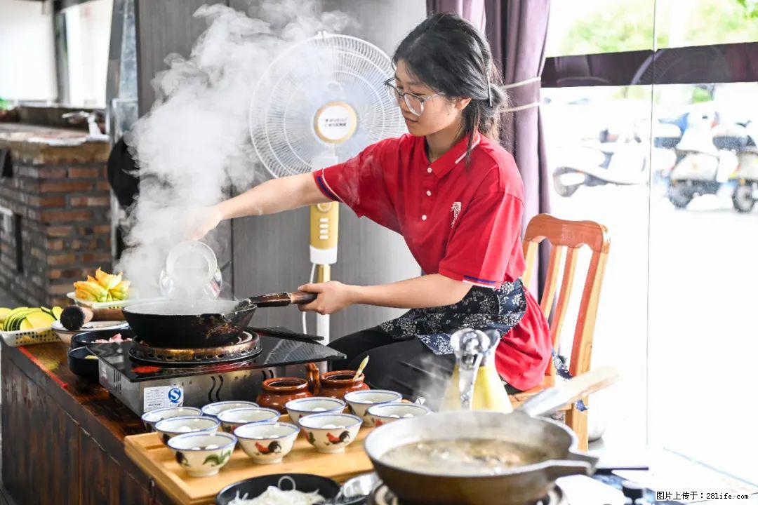 全网追的“扁担女孩”，找了一份暑假工，时薪12元 - 鞍山生活资讯 - 鞍山28生活网 as.28life.com